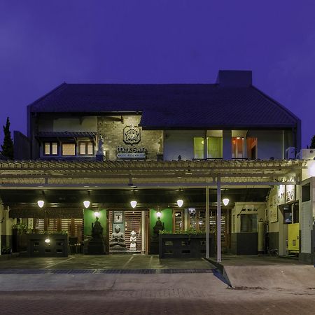 Dhanesvara Holistic Unique Homestay Wonotjolo Exteriör bild