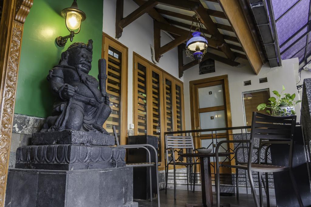 Dhanesvara Holistic Unique Homestay Wonotjolo Exteriör bild
