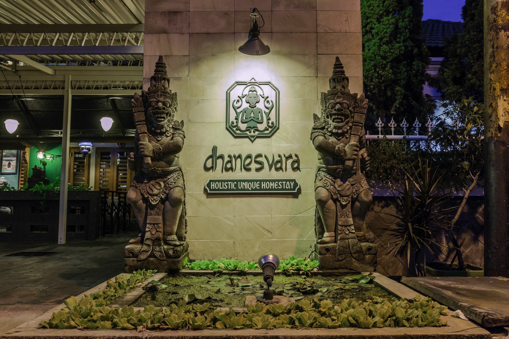 Dhanesvara Holistic Unique Homestay Wonotjolo Exteriör bild