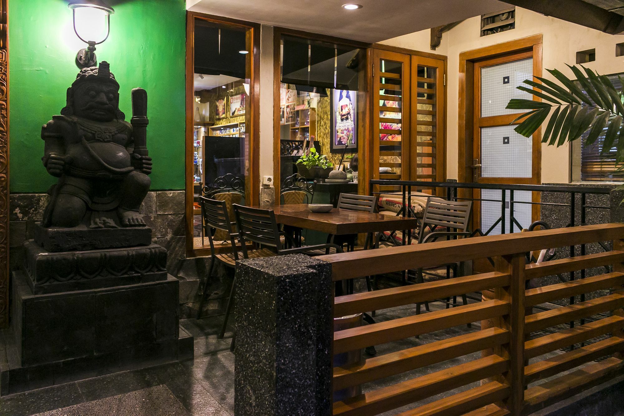 Dhanesvara Holistic Unique Homestay Wonotjolo Exteriör bild